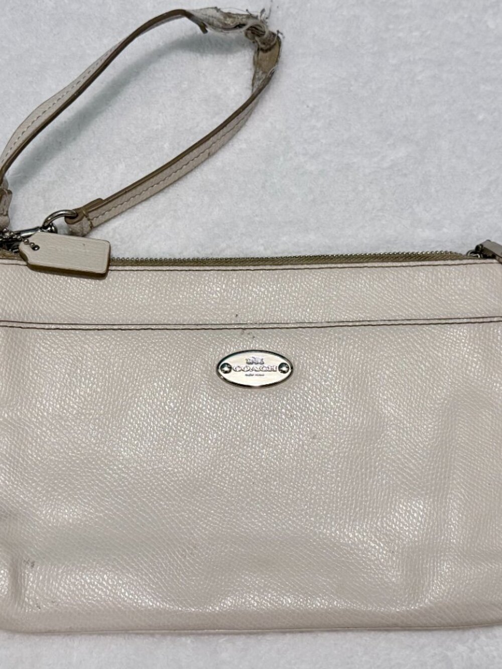 Coach Ivory Pebbled Leather Wristlet Clutch Pouch Blue Interior Zip Wallet Purse